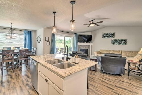 Waterfront Getaway With Private Hot Tub And Dock!