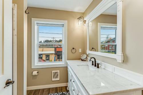 Liberty Bay Loft & Front Street Suite