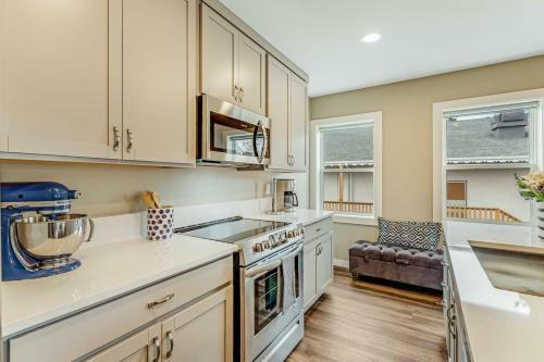 Front Street Suite