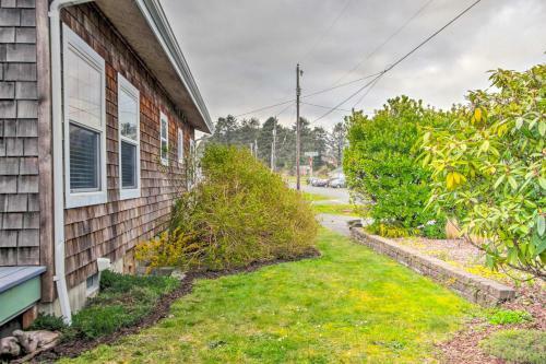 Airy Coastal Escape With Deck - Steps To Beach!