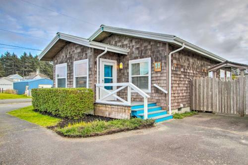 Airy Coastal Escape With Deck - Steps To Beach!