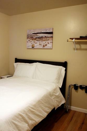 Hostal Brighton Guesthouse (Walk To Metro)