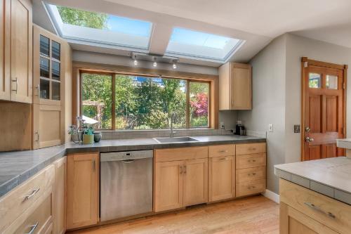 Lovely Laurelhurst Home Home