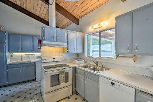 Beachfront Family Home With Views Hike And Fish!