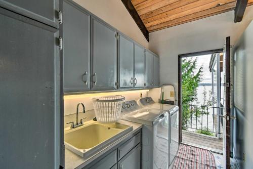 Beachfront Family Home With Views Hike And Fish!