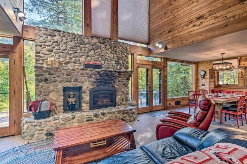 Riverfront Cabin With Hot Tub On The Skykomish River!
