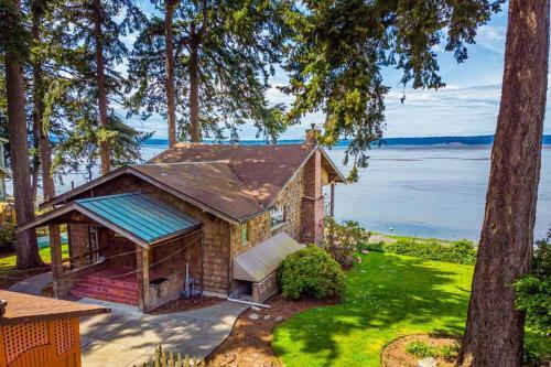 Warm Beach Bungalow