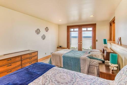 Warm Beach Bungalow