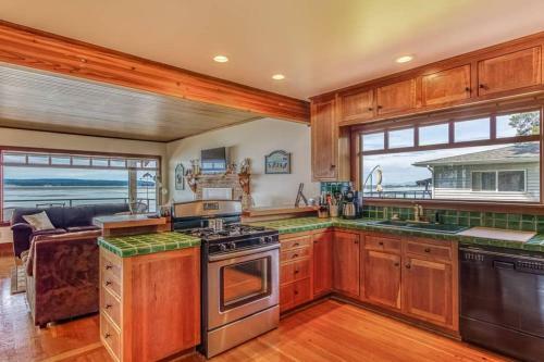 Warm Beach Bungalow