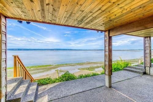 Warm Beach Bungalow