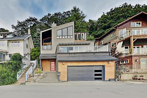 Modern Beachfront Home With AC And Huge Terrace Home