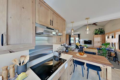 Designer Cottage With Accessible Kitchen & Bathroom Cottage