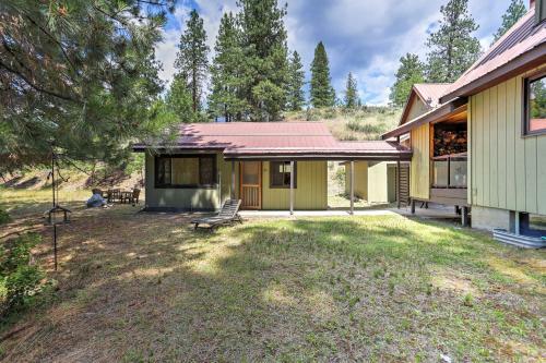Romantic Riverfront Cottage - 1 Mile To Winthrop!