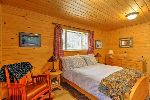 Romantic Riverfront Cottage - 1 Mile To Winthrop!