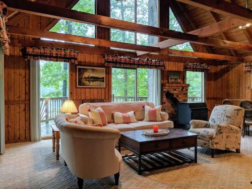 Cozy Cabin Hidden Away On A Lake!