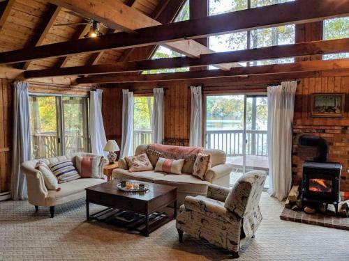 Cozy Cabin Hidden Away On A Lake!