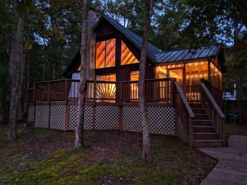 Cozy Cabin Hidden Away On A Lake!