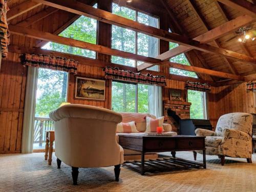 Cozy Cabin Hidden Away On A Lake!