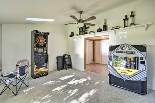 Algoma Lake Retreat With Bbq Grill, Yard And Fire Pit!