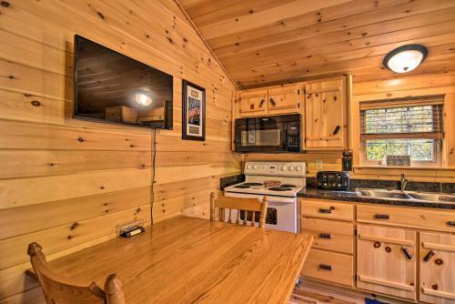 Anchors Away Cabin Hideaway With Fire Pit!