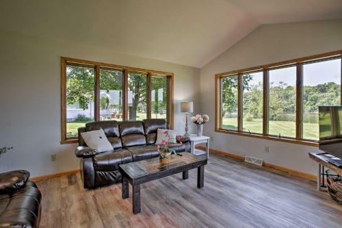 Family Home With Deck, Yard, Dock On Rock River!