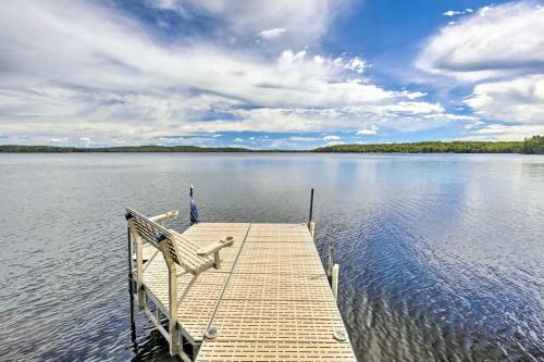 Lakefront Family Escape With Views, Dock, And Kayaks!
