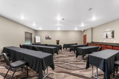 Cobblestone Hotel & Suites - Little Chute