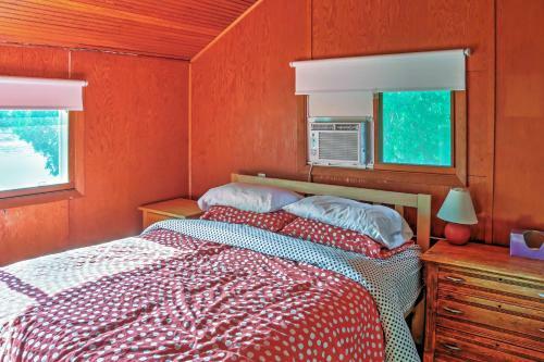 Charming Cottage On Crystal Lake With Private Dock!
