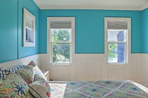 Charming Cottage On Crystal Lake With Private Dock!