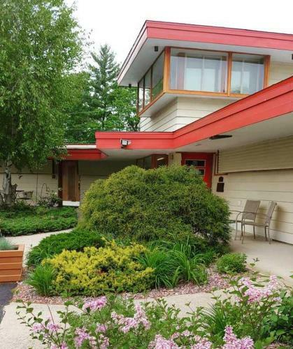 Motel The Usonian Inn Llc