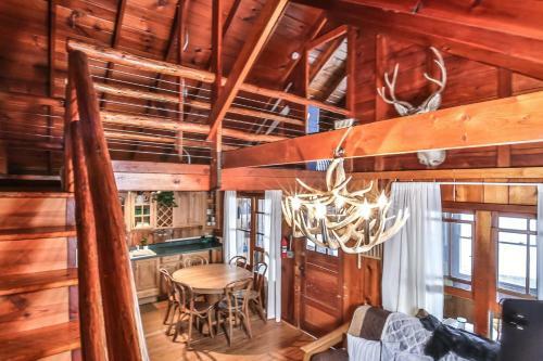 Wolves Lair - Hiller Vacation Homes Cabin