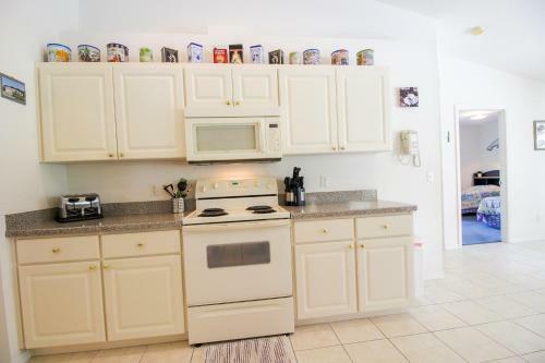 Beautiful & Sunny Pool Home With Golf View Home