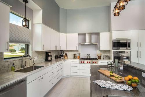 Brand New Home On Mendel Walk To Beach