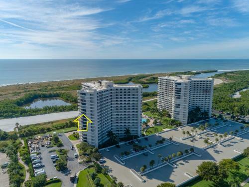 Views! Views! Views! Beachfront End Unit At South Seas