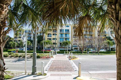 Top Floor Condo, Steps Away From Jw Marriott And Beach Access!!