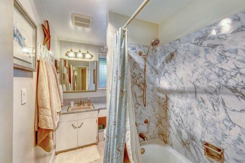 2 Bed 1 Bath Vacation Home In Newport