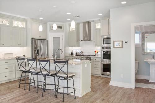 Gulf-view New-build With Pool & On-site Beach Access Home