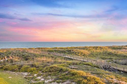 Gulf-view New-build With Pool & On-site Beach Access Home