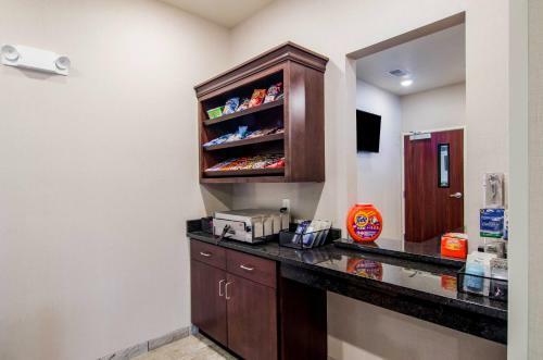 Cobblestone Hotel & Suites - Newport