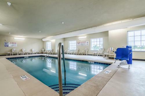Cobblestone Hotel & Suites - Newport