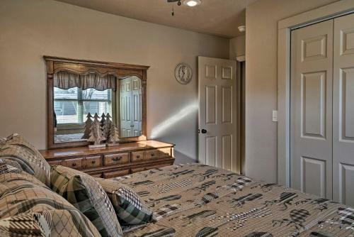 Charming Cabin With Patio - Walk To Table Rock!