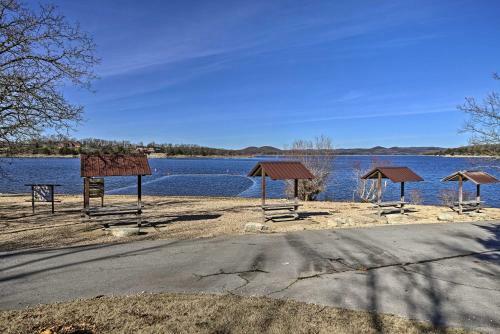 Charming Cabin With Patio - Walk To Table Rock!
