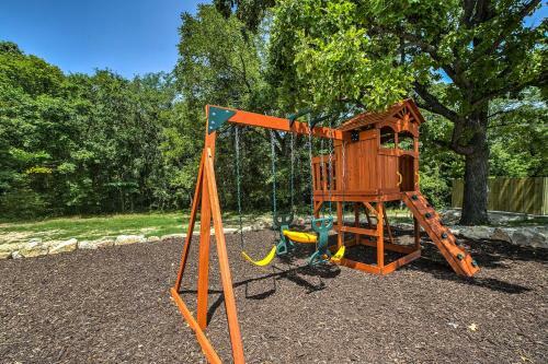 Charming Cabin With Patio - Walk To Table Rock!