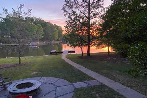 Lakefront House With Private Dock And Fire Pit!
