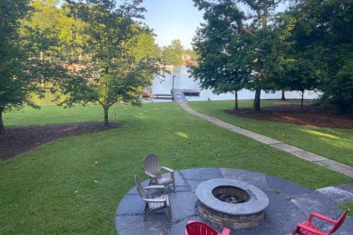 Lakefront House With Private Dock And Fire Pit!