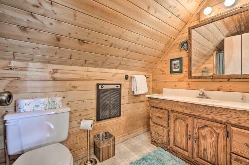 Rustic Duck Creek Village Cabin With Fire Pit!