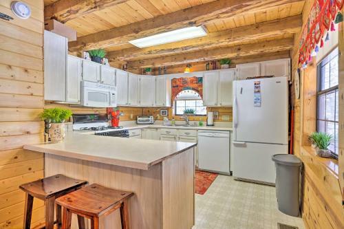 Rustic Duck Creek Village Cabin With Fire Pit!