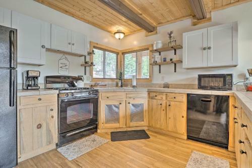 Pet-friendly Duck Creek Village Cabin With Fire Pit!