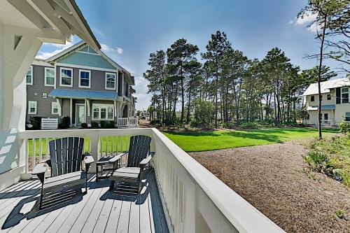 Luxe Corner-unit Townhome With Bikes & Beach Shuttle Townhouse