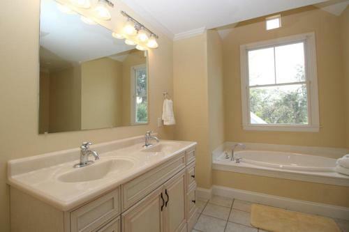 389 Wahoo Drive - Six Bedroom House